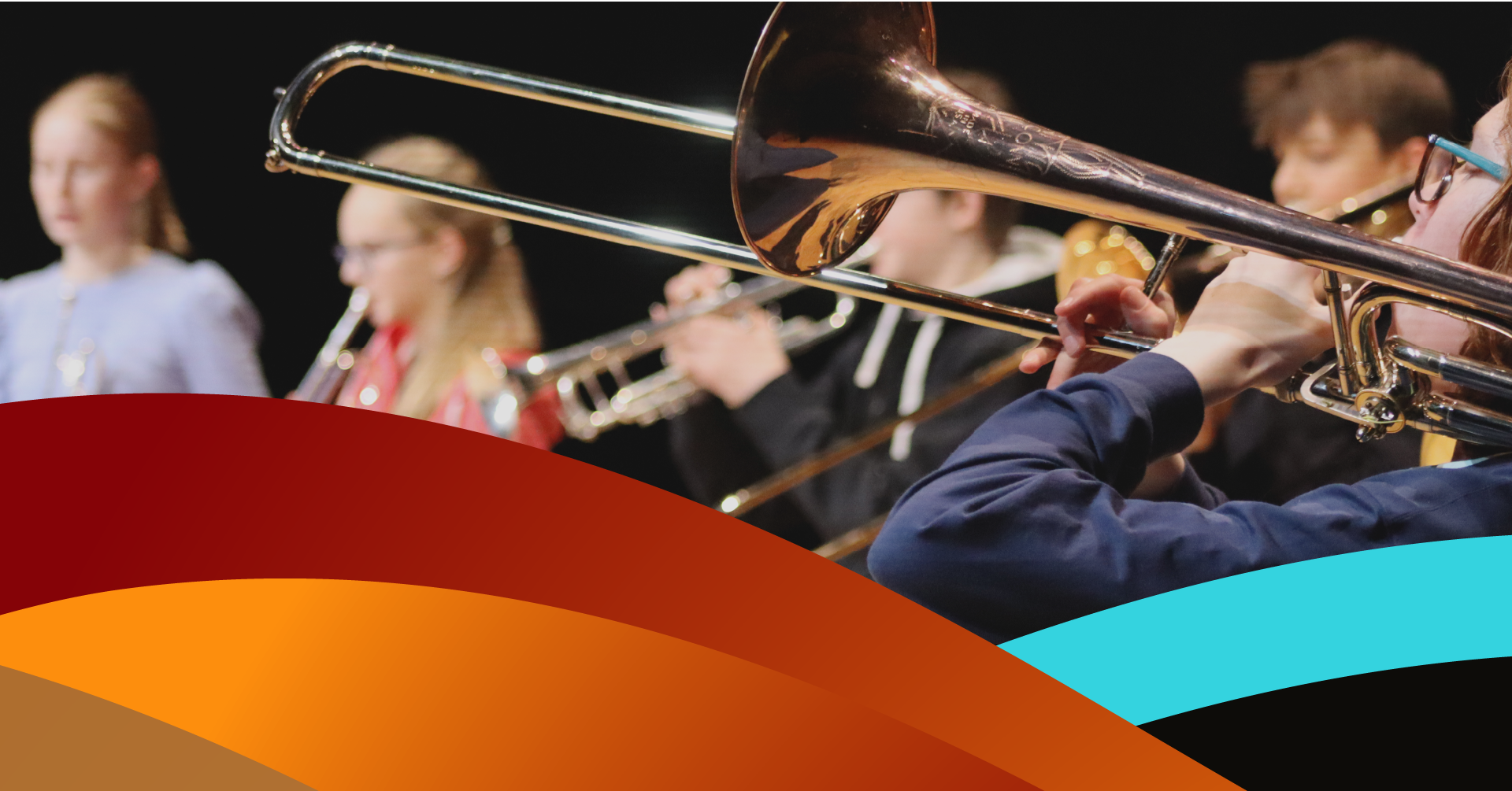 Konsertfoto av unge musikere og trombone