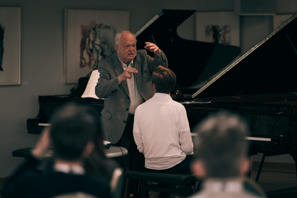 Fra mesterklassen med Professor Jiri Hlinka og Nikita Khnykin. Foto: Magnus Skrede